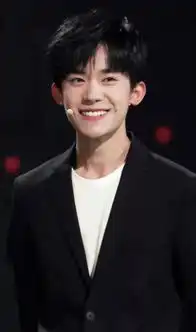 易烊千玺在排队,网友说他没有前面的小哥哥长得帅
