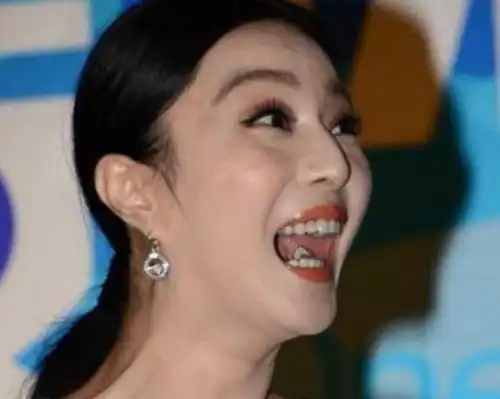明星们这是遇到啥事了,竟然能笑成表情包,好尴尬
