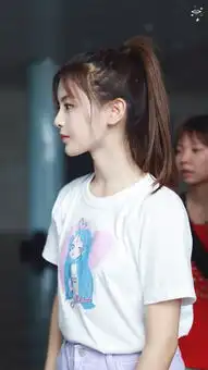 组图杨超越生日当天亲手切蛋糕给粉丝高马尾造型清爽少女

