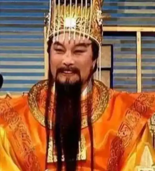 玉帝王卫国回老家祭祖,发现自己的头像印在冥币上,我要告他
