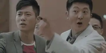 搞笑图片笑话段子兄弟借个厕纸,有吗
