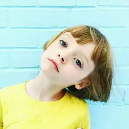 求这个小孩的其他头像
