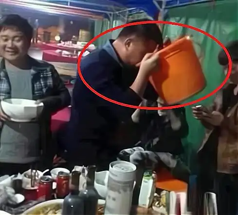 每日一笑大哥真是好酒量啊,人家都是用杯子你却用大桶
