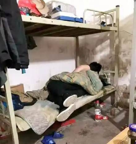 搞笑图片同学身上的纹身太霸道,洗澡时把手巾磨烂了
