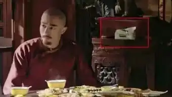 笑到胃疼的尴尬穿帮,唐僧的衬衣忍了,乾隆用餐巾纸太搞笑了
