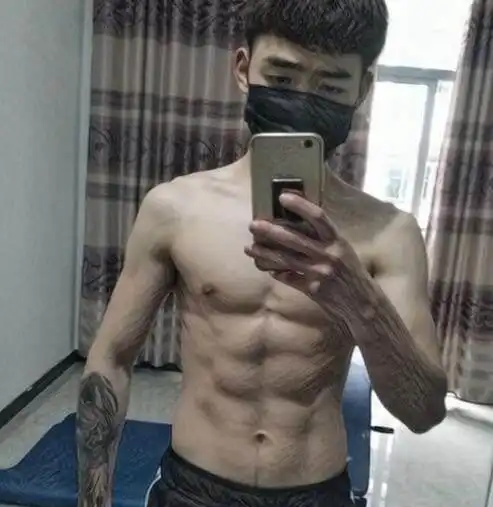 小伙健身80天,练出6块腹肌,网友体脂很低
