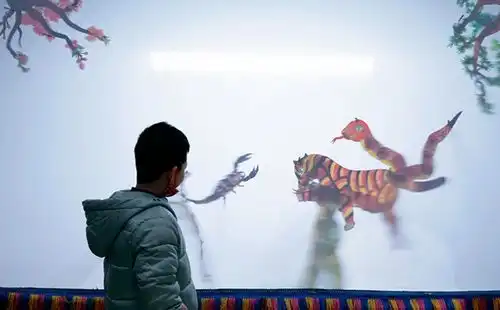 皮影表演庆元宵
