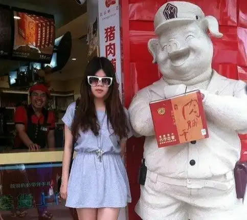 搞笑图片楼管阿姨晒手套,这样的阿姨咱伤不起啊
