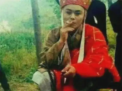 80年代,拍摄西游记休息时,唐僧饰演者徐少华抽烟的照片
