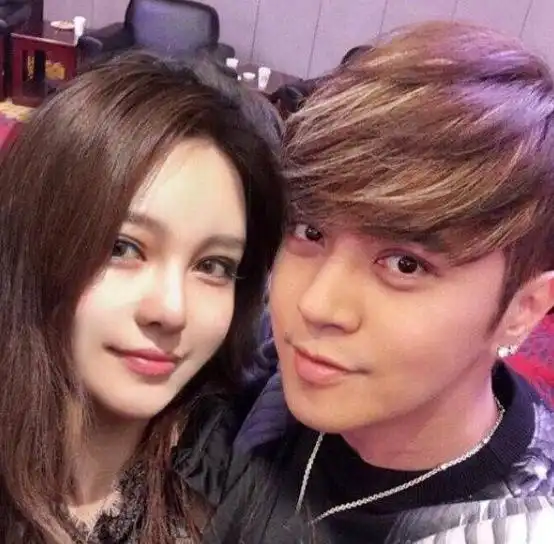罗志祥懒理泳池派对丑闻,晒搞怪自拍疑回怼,称自己只怕一个女人
