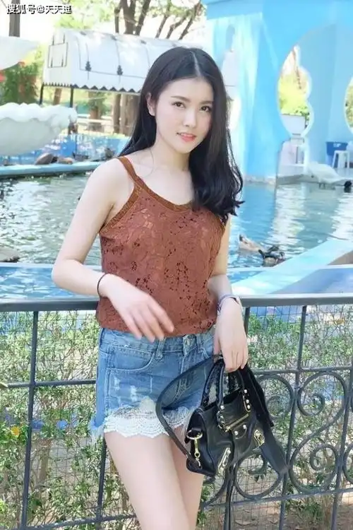 搞笑gif段子哥们以后吃东西低调点
