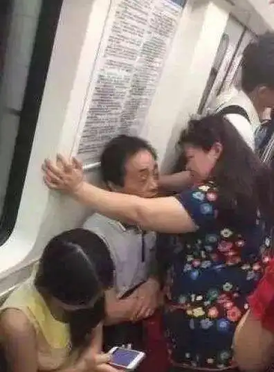 姑娘,你这营销方式厉害了,不愧是堪比砖头的手机,哈哈

