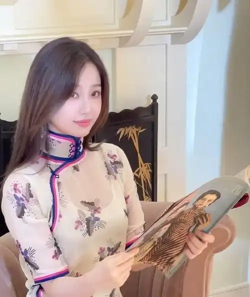 王心凌国风旗袍太美了,赵丽颖刘亦菲的旗袍穿搭也不错
