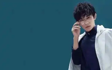 易烊千玺电脑壁纸曾今翩翩少年,到如今风度翩翩
