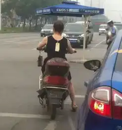 搞笑图片女汉子小心啊,别摔下来
