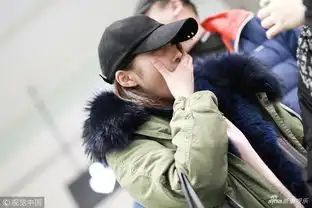 组图关晓彤清晨出发咬指甲素面朝天忙捂脸
