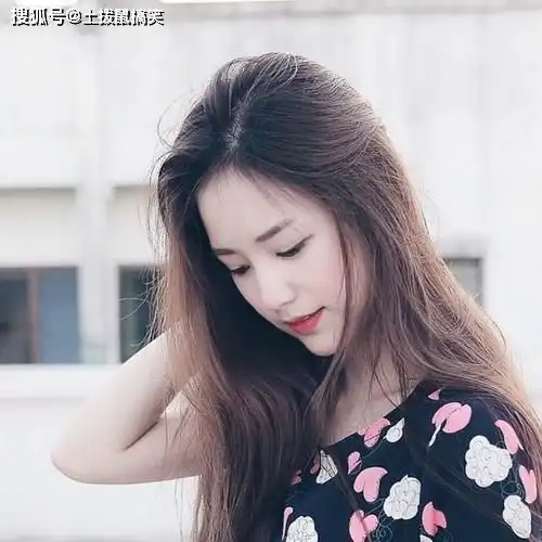 搞笑gif趣图主持人真敬业,一个人都没有还在演讲
