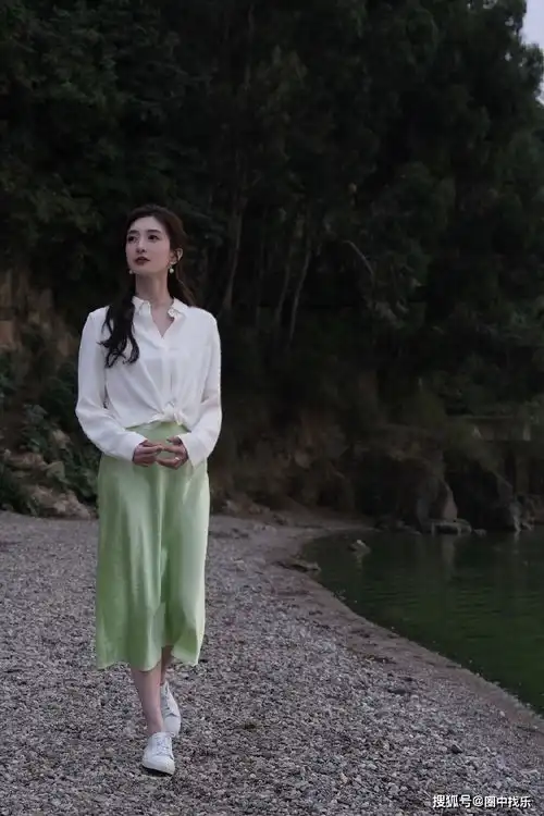 女明星太不容易,江疏影走红毯还带暖手宝,真美丽冻人
