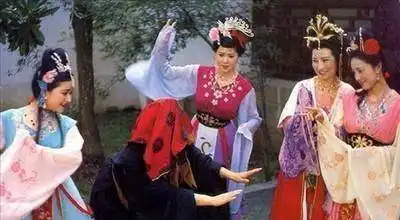 三打白骨精,为何八戒要处心积虑赶走猴哥,只因猴哥说错一句话
