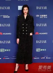 2018bazaar明星慈善夜红毯杨幂关晓彤比美雷佳音又来搞笑了
