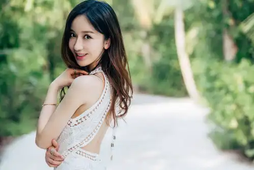 娄艺潇夏日写真露背长裙秀出曲线美

