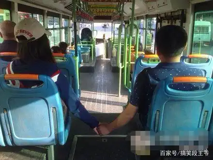 搞笑gif图片笑话段子早餐买了个鸡蛋,花了一个月工资
