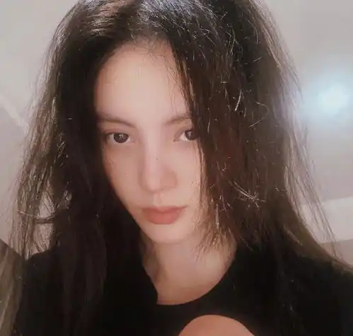 金晨模仿卡塔尔小王子引争议,被批玩梗无底线,不得不删博撤热搜
