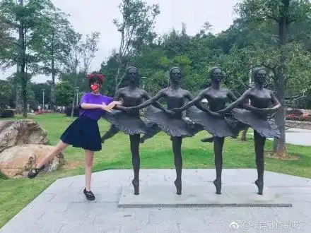 雕像做错了什么你们要这样模仿它
