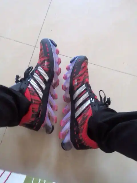 在淘宝看上一双adidas鞋子,这些照片是在他的评价里面找出来的,能否看出是否正品
