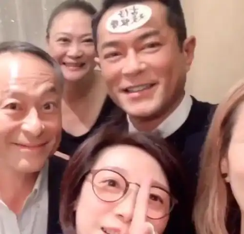 为古天乐补祝49岁生日郑秀文再次调侃杜琪峰和古仔样貌神似
