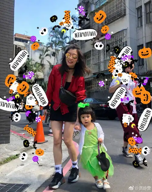贾静雯带咘咘和波妞过万圣节,辣妈萌娃都太美了波妞的眉毛好抢镜
