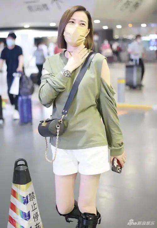 组图佘诗曼穿露肩绿卫衣时髦白色热裤配长靴秀纤细美腿
