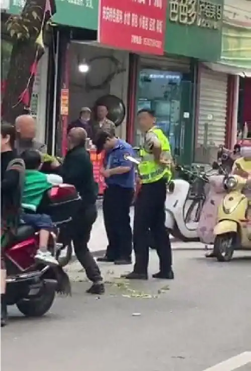湖北孝感一男子脱下制服当街踹倒老人,城管大队在核查,以通报为准

