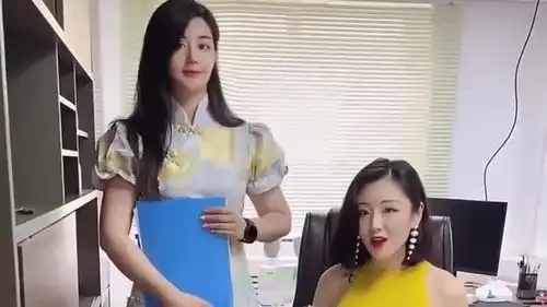 美女老板和员工的搞笑日常老板,这是面试不是相亲
