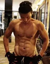 张晋裸上身秀人鱼线蔡少芬护老公斥退旁人图
