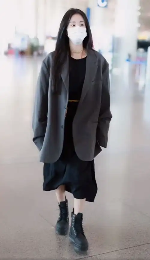 与华晨宇已复合张碧晨穿五年前的情侣鞋现身,无名指还戴着戒指
