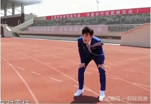 同样是跑步,邓伦岳云鹏搞笑至极,硬生生跑出了两代人的即视感
