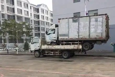 爆笑gif图司机大哥,你用小车拉大车能拉的走吗
