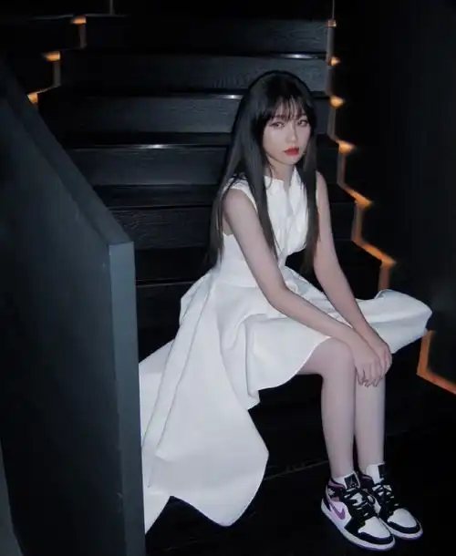 虞书欣这腿真是绝了白色收腰连衣裙清纯又不失优雅,妥妥少女风
