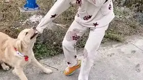 半夜闺蜜饿了看到吃方便面好搞笑
