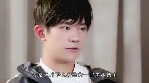 蔡徐坤被嘲模仿易烊千玺,看到对比照片后,网友碰巧而已吧
