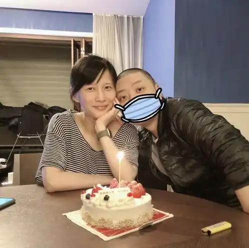 papi酱晒儿子萌照庆六一,小小胡穿篮球服耍帅,头型身材像爸爸
