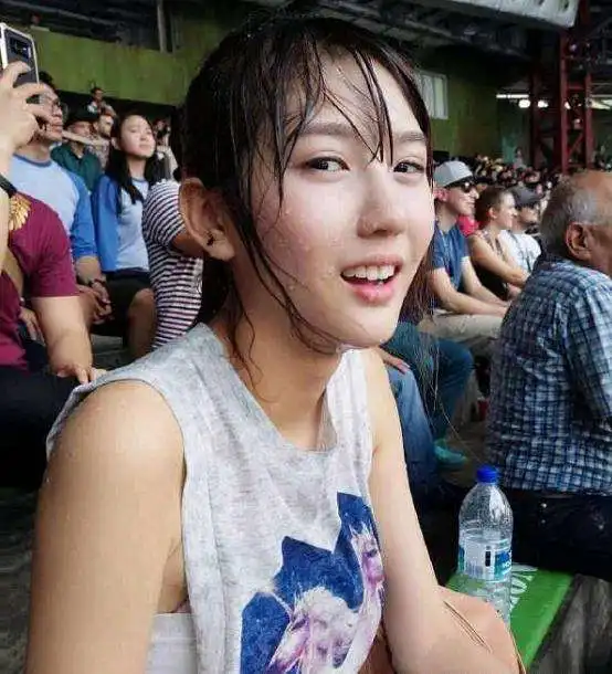 开心一刻笑话昨晚跟老公闹脾气,我轻轻打了他一下
