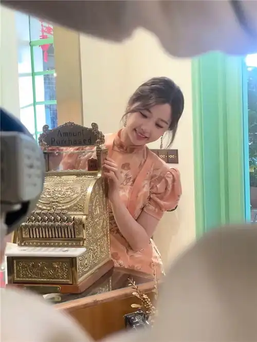 上海女星虞书欣晒旗袍美照婀娜多姿甜美可人
