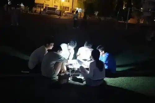 搞笑图片还以为在备考复习,结果却是在打麻将
