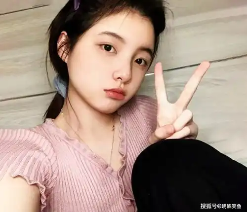 搞笑gif趣图小男孩是个高手,这么轻易就躲过小女孩的偷袭
