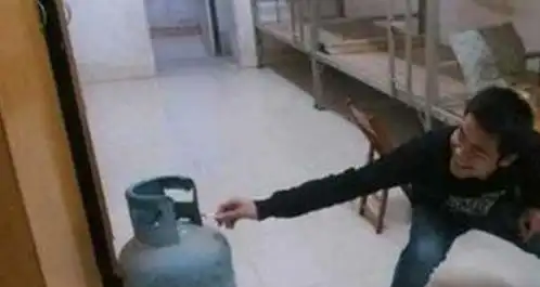 搞笑段子妻子将赖床的丈夫绑在被子里一天,结果丈夫的眼神幽怨
