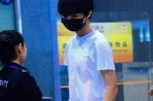 明星过安检,蔡徐坤乖巧,王俊凯无奈,千玺搞笑,最后一位在撩妹
