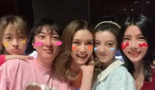 33岁王思聪生日,多名美女作伴很开心,搞怪照片有点可爱
