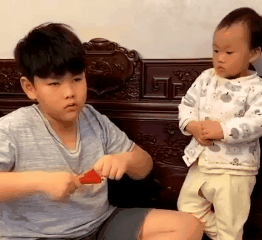一外国小伙坐轮椅不是没原因的,他还希望有个担架,搞笑动图gif
